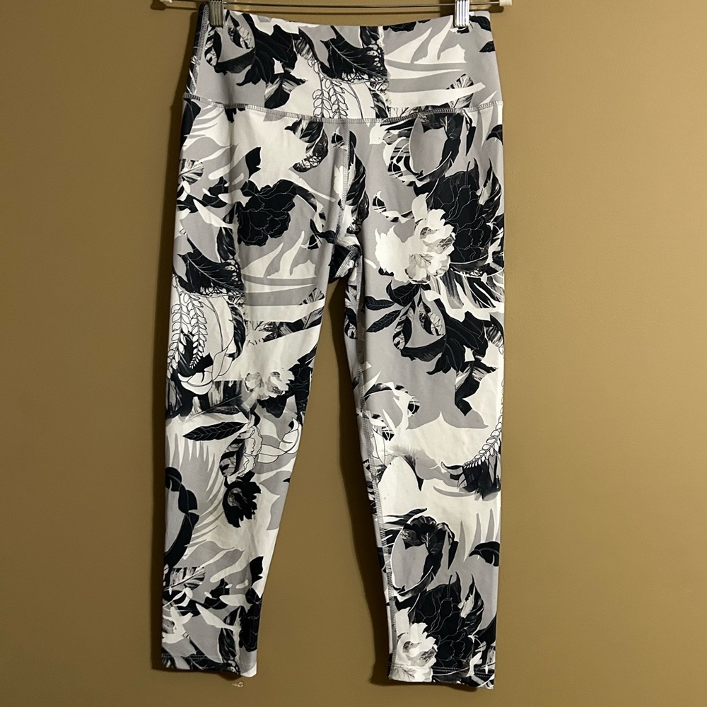 Apana Monochrome Cropped High Waisted Floral Leggings
